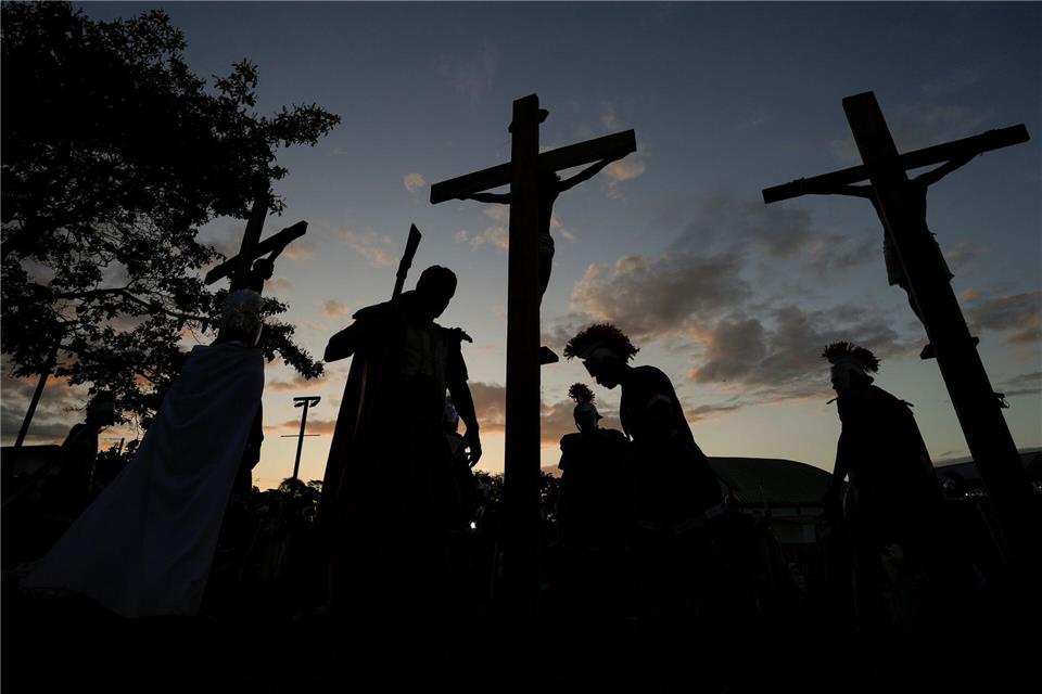 Büßer hängen am Karfreitag an Kreuzen während einer Nachstellung des Kreuzwegs in Arraijan, Panama.Matias Delacroix/AP/dpa