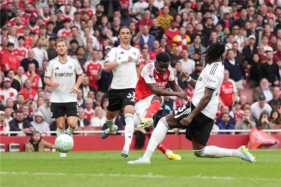 Bukayo Saka (M) erzielte beim 3:0 gegen Fulham den zweiten Treffer für Arsenal.Adam Davy/PA Wire/dpa