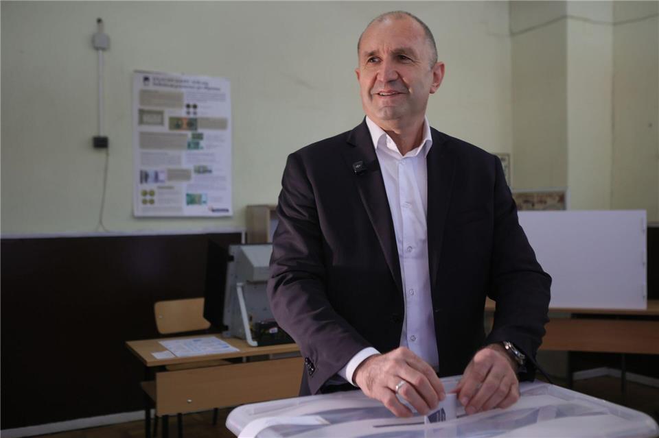 Bulgariens Ex-Präsident Radew steht mit seinem Bündnis vor einem deutlichen Sieg. Valentina Petrova/AP/dpa