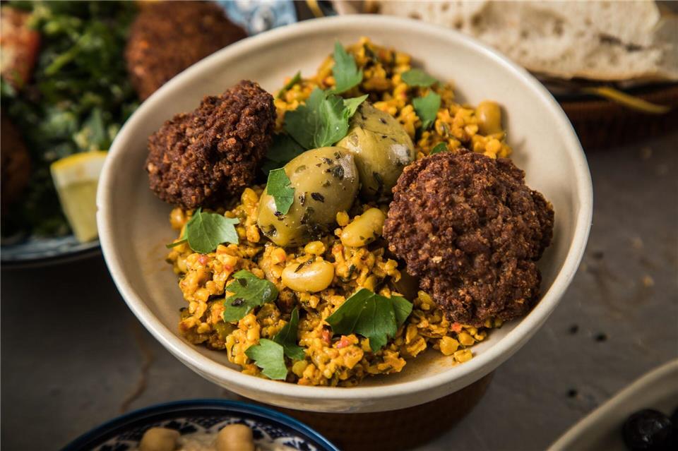 Bulgur wird ähnlich wie Reis gekocht und schmeckt zum Beispiel gut in einem Salat - hier mit weißen Bohnen, Petersilie, Oliven und Köfte.Christin Klose/dpa-tmn