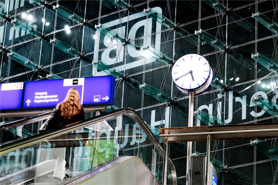 Bund und Bahn wollen mehr für die Sicherheit der Beschäftigten im Bahnverkehr tun. Carsten Koall/dpa