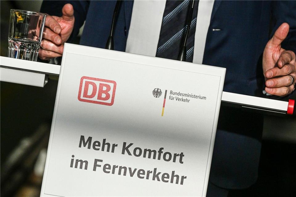 Bund und Bahn wollen mit mehreren Sofortprogrammen den Komfort und sicherheit für Reisende verbessern - trotz weiter hoher Unpünktlichkeit.Jens Kalaene/dpa