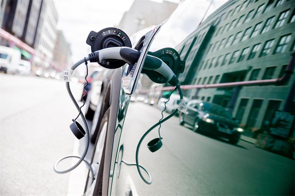 Bund und Länder sollten bei der Neubeschaffung konsequent auf Elektroautos setzen und keine Plug-in-Hybride kaufen, findet die Deutsche Umwelthilfe. (Symbolbild)Christoph Soeder/dpa