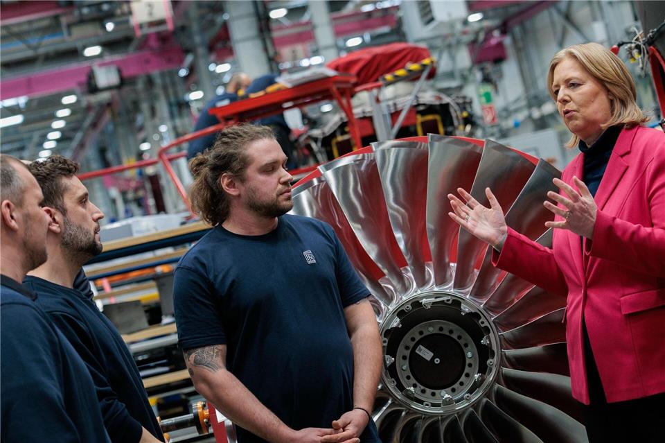 Bundesarbeitsministerin Bärbel Bas (SPD) im Gespräch mit Rolls-Royce-Beschäftigten.Carsten Koall/dpa