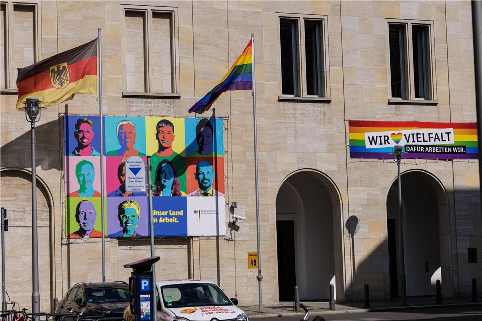 Bundesarbeitsministerin Bärbel Bas hisste vor ihrem Ministerium die Regenbogenflagge. Carsten Koall/dpa