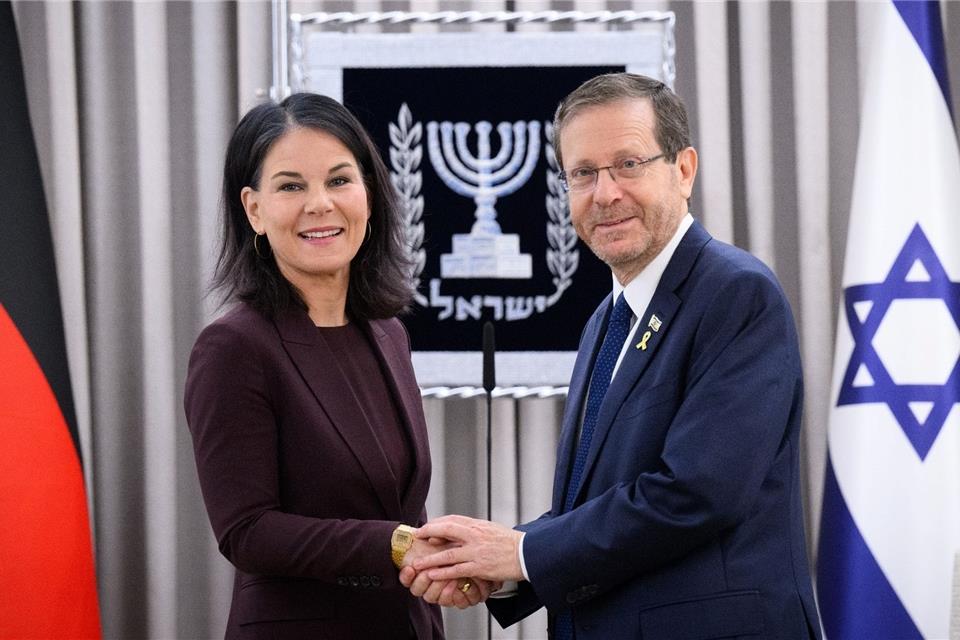 Baerbock: Menschen in Rafah in Sicherheit bringen Bundesaußenministerin Annalena Baerbock wird in Jerusalem von Israels Präsident Izchak Herzog empfangen.