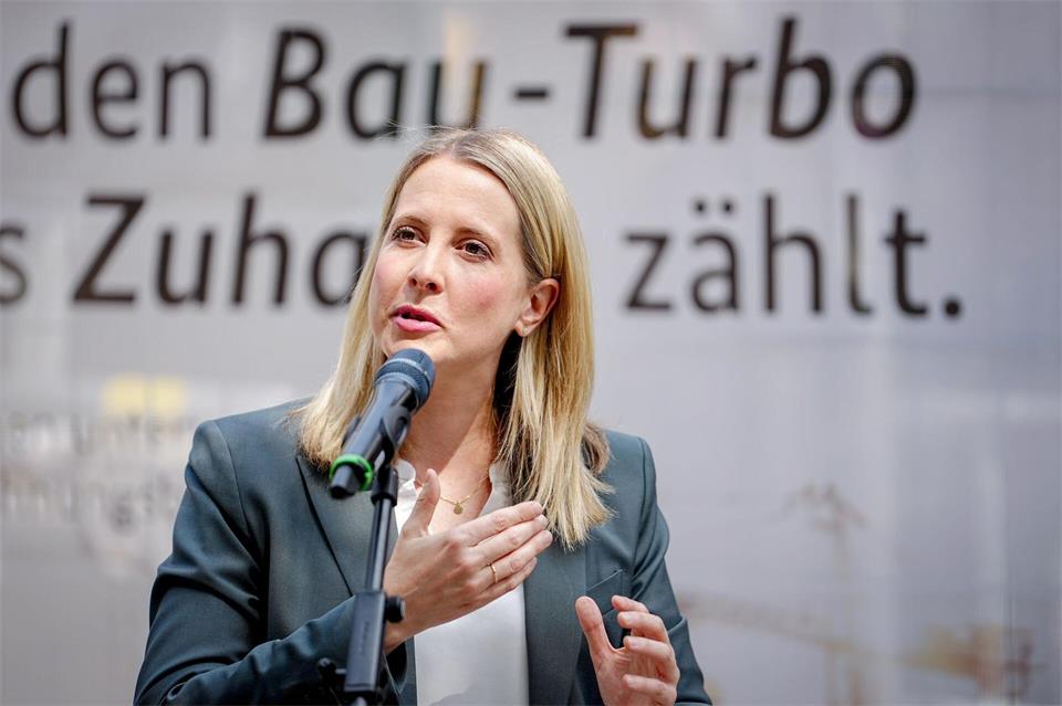 Bundesbauministerin Verena Hubertz (SPD), hier bei einer Pressekonferenz zu ihrem „Bau-Turbo“-Gesetz, will gemeinsam mit den Ländern Bauen kostengünstiger machen. (Archivbild)Kay Nietfeld/dpa