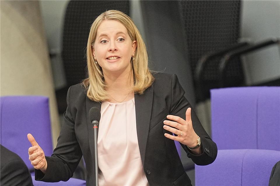 Bundesbauministerin Verena Hubertz (SPD) will mit einer Reihe von Maßnahmen, darunter der Bau-Turbo, den Wohnungsbau ankurbelnMichael Kappeler/dpa