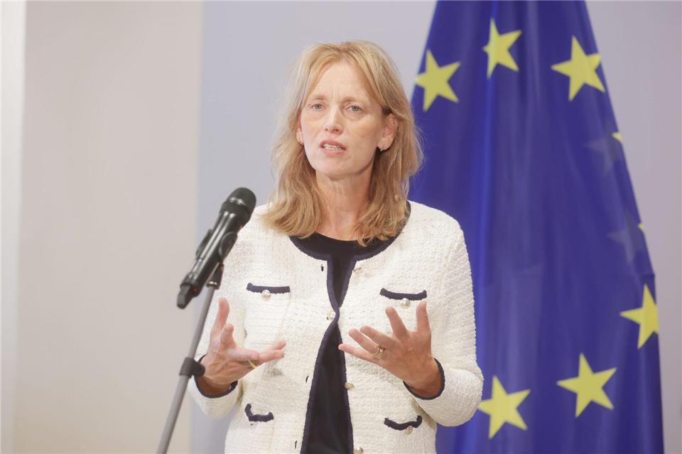 Bundesbildungsministerin Karin Prien (CDU) sieht im Einsatz von KI an Schulen Potenzial.Bodo Schackow/dpa