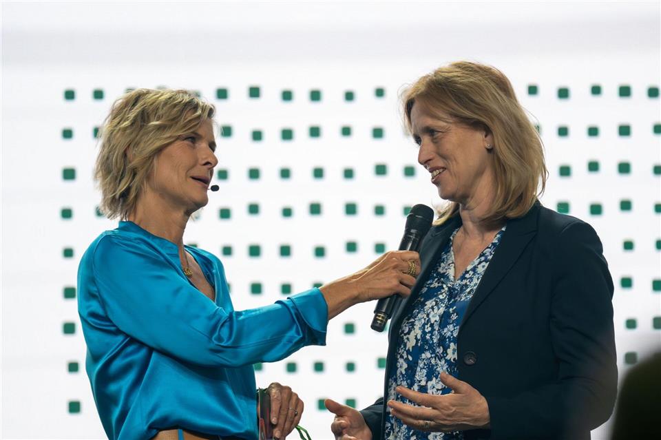 Bundesbildungsministerin Karin Prien (CDU) überreichte die Preise. Pia Bayer/dpa