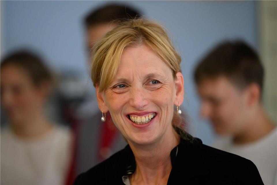 Bundesbildungsministerin Karin Prien mahnt einen wirksamen Schutz der Kinder beim Thema Social Media an. Robert Michael/dpa