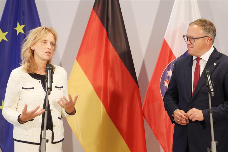 Bundesbildungsministerin Karin Prien plädiert für mehr Schutz von Kindern im Digitalen. Thüringens Ministerpräsident Mario Voigt (beide CDU) kündigte einen Entschließungsantrag im Bundesrat an. Bodo Schackow/dpa