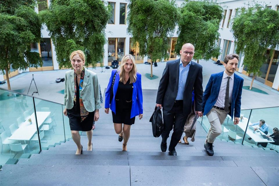 Bundesbildungsministerin Karin Prien und die Präsidentin der Bildungsministerkonferenz, Anna Stolz, zeigten sich beunruhigt, aber nicht überrascht von den Pisa-Ergebnissen.Christoph Soeder/dpa