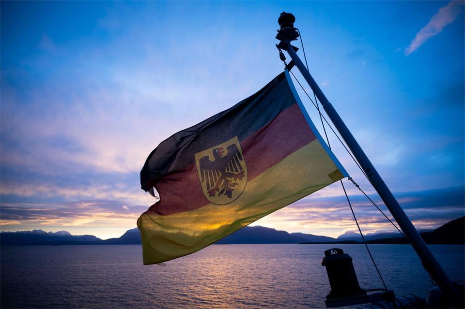 Bundesdienstflagge weht an Deck des Tenders „Donau“Philip Dulian/dpa