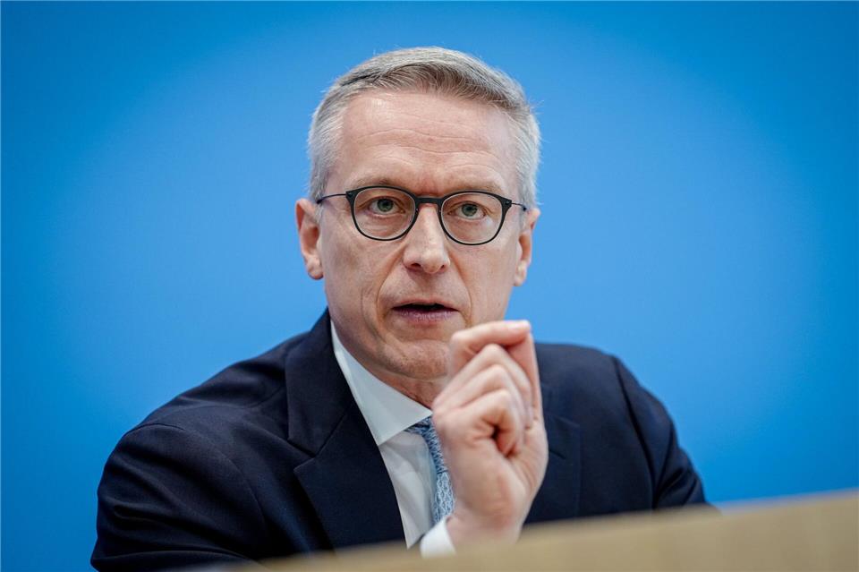 Bundesdigitalminister Karsten Wildberger (CDU) nennt den Glasfaserausbau im Land Chefsache. Kay Nietfeld/dpa