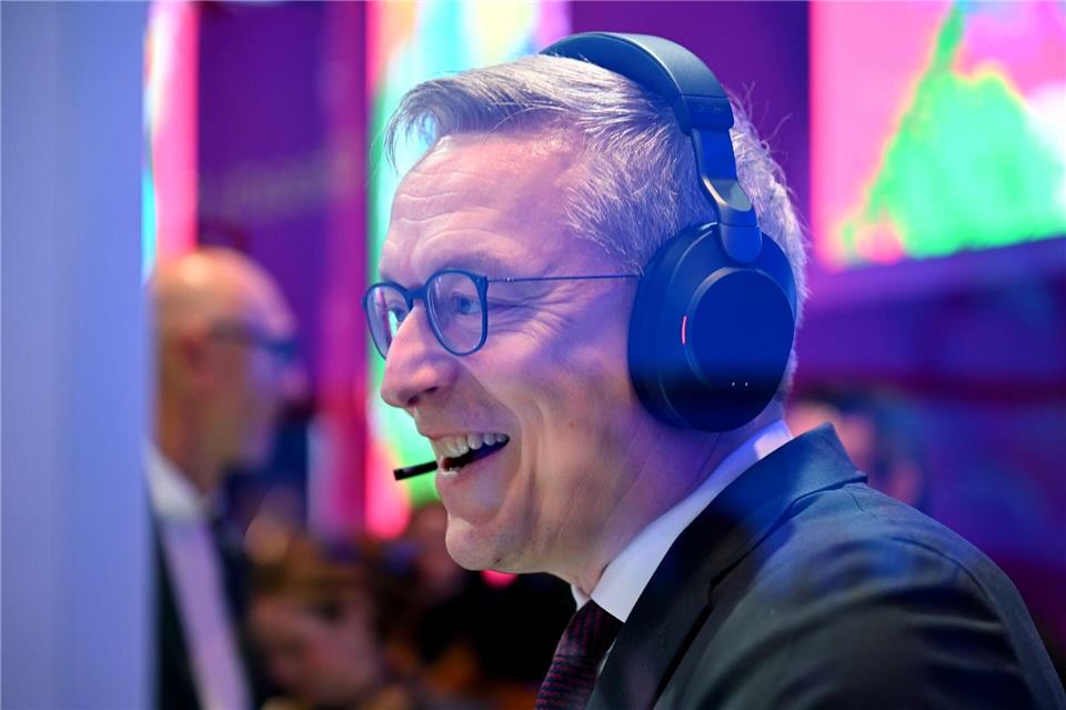 Bundesdigitalminister Karsten Wildberger bei einem Testgespräch, bei dem der KI-Assistent eingebunden war. Im Hintergrund steht Telekom-Chef Tim Höttges.Wolf von Dewitz/dpa