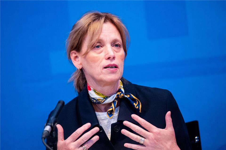 Bundesfamilienministerin Karin Prien (CDU) lehnt ein verpflichtendes soziales Jahr für Rentner ab. (Archivbild)Daniel Bockwoldt/dpa