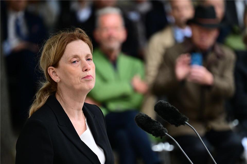 Bundesfamilienministerin Karin Prien (CDU) spricht in ihrer Rede anlässlich des gescheiterten Hitler-Attentats auch über ihre Familiengeschichte. Ihre jüdischen Urgroßmütter wurde im Vernichtungslager Sobibor ermordet.Sebastian Christoph Gollnow/dpa