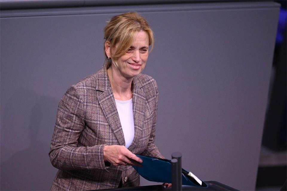 Bundesfamilienministerin Karin Prien gibt Entwarnung: Beim Elterngeld soll es nicht zu den bisher diskutierten Kürzungen kommen. (Archivbild)Celine Frohnapfel/dpa