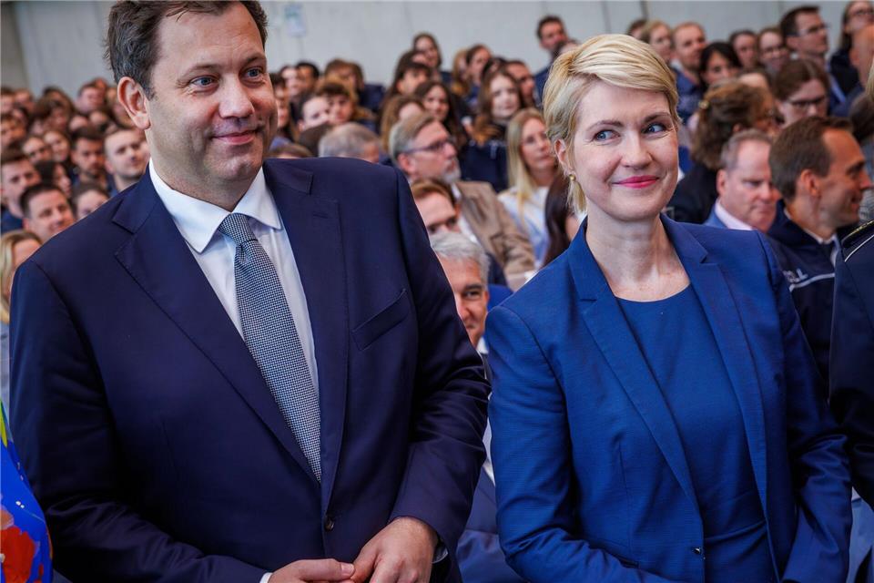 Bundesfinanzminister Klingbeil und Ministerpräsidentin Schwesig gratulierten den Studenten und dem Zoll zum neuen Campus.Jens Büttner/dpa