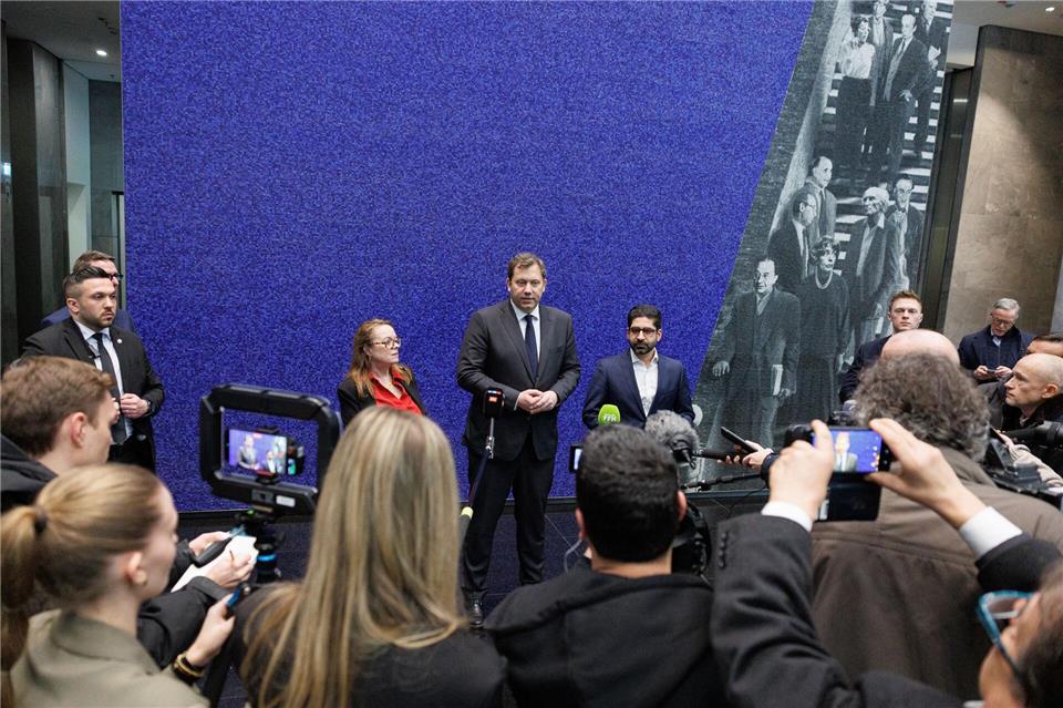 Bundesfinanzminister Lars Klingbeil (Mitte) hat den Finanzplatz Frankfurt besuchtHannes P. Albert/dpa