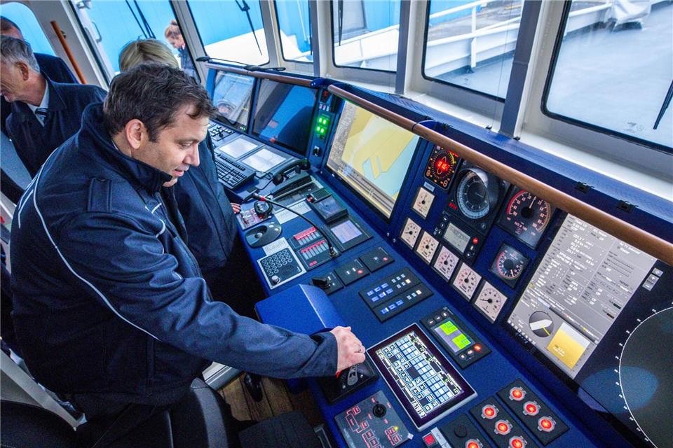 Bundesfinanzminister Lars Klingbeil (SPD) hat die Schiffbauer der Peene-Werft angesichts des neuen Zollschiffs „Friesland“ gelobt. Jens Büttner/dpa