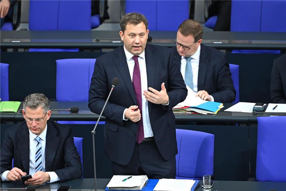 Bundesfinanzminister Lars Klingbeil (SPD) hat die Senkung der Stromsteuer für alle noch nicht komplett abgehakt. Elisa Schu/dpa