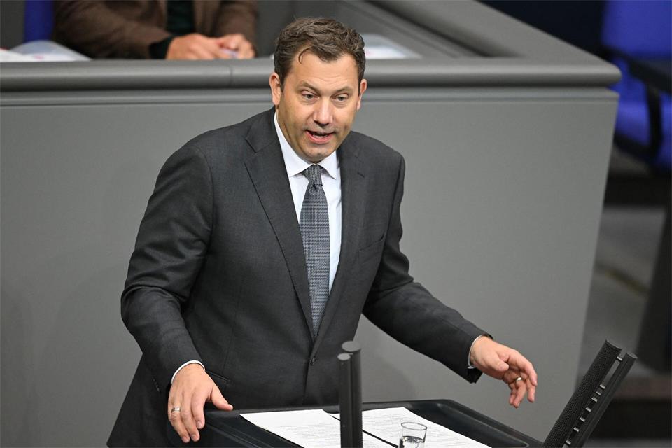 Bundesfinanzminister Lars Klingbeil (SPD) pocht auf Bedingungen bei einer Übernahme der Commerzbank. (Archivbild)Michael Brandt/dpa
