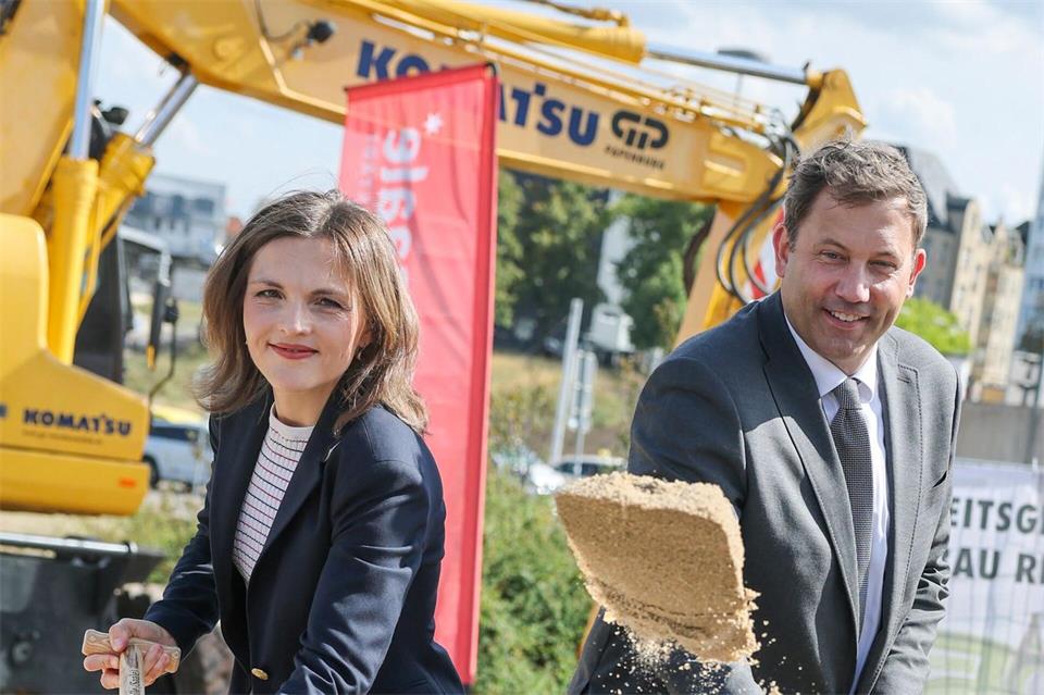 Bundesfinanzminister Lars Klingbeil (SPD) und Elisabeth Kaiser (SPD), Beauftragte der Bundesregierung für Ostdeutschland, beim Spatenstich für den Umbau des Riebeckplatzes. (Archivbild) Jan Woitas/dpa