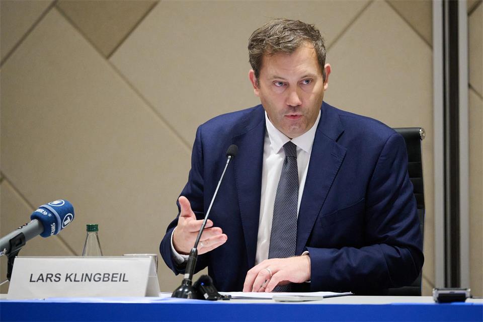 Bundesfinanzminister Lars Klingbeil (SPD) will Deutschland im Rennen um EZB-Spitzenposten positionieren (Archivbild)Soeren Stache/dpa