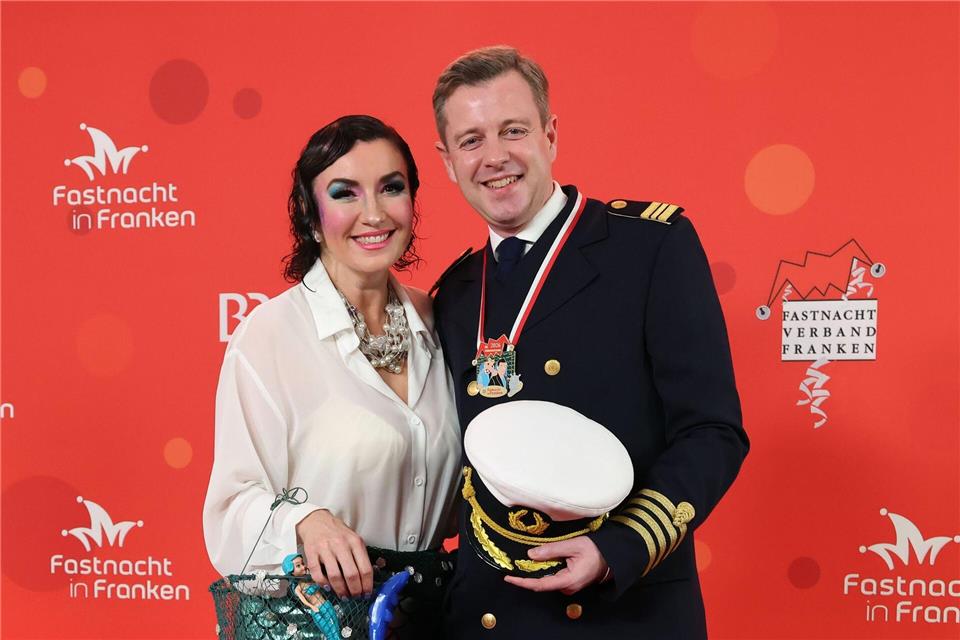 Bundesforschungsministerin Dorothee Bär (CSU) ist mit ihrem Mann Oliver zur Prunksitzung angereist. Daniel Löb/dpa