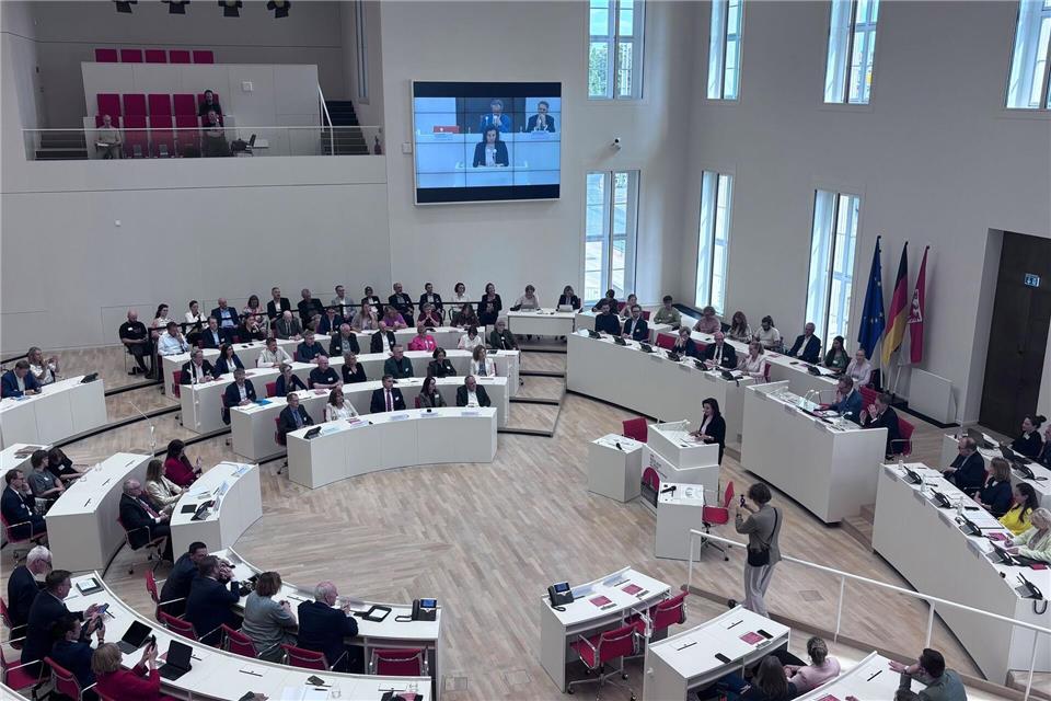 Bundesforschungsministerin Dorothee Bär (CSU) will die Freiheit der Wissenschaft vor Bedrohungen bewahren - das machte sie bei einer Veranstaltung in Potsdam deutlich.Marc-Oliver von Riegen/dpa