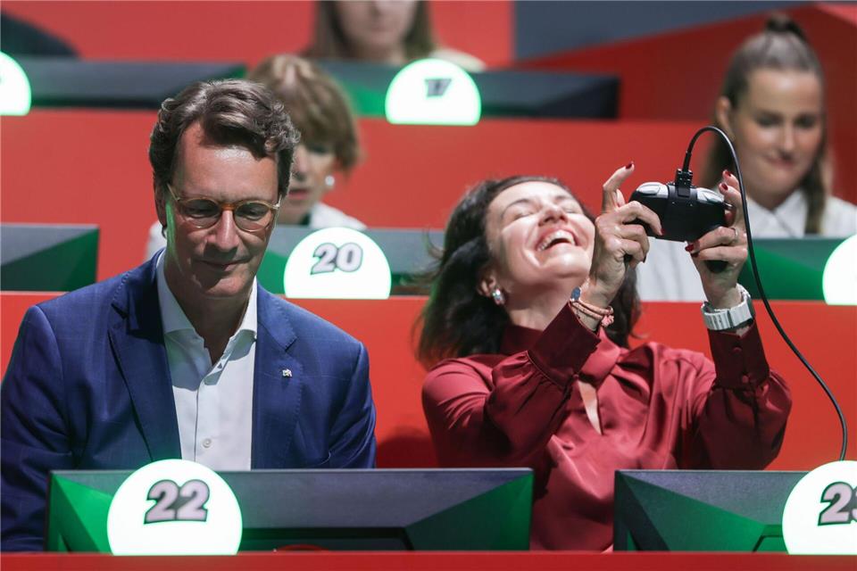 Bundesforschungsministerin Dorothee Bär ist bei Mario Kart ins Ziel gekommen. NRW-Ministerpräsident Hendrik Wüst noch nicht, wie seinem konzentrierten Gesichtsausdruck anzumerken ist.Oliver Berg/dpa