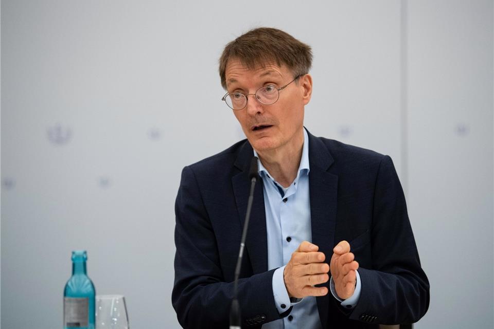 Bundesgesundheitsminister Karl Lauterbach zufolge werden die Corona-Einreiseregeln bald gelockert.