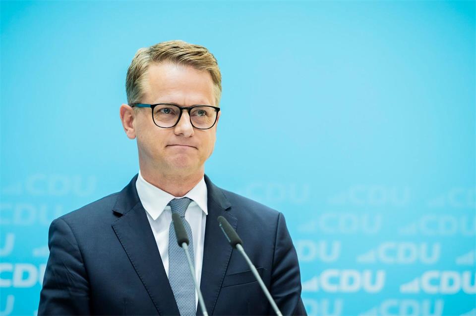 Bundesgesundheitsminister Linnemann will die eigentlich geplante Kürzung von Rentenansprüchen pflegender Angehöriger stoppen. (Archivbild)Christoph Soeder/dpa