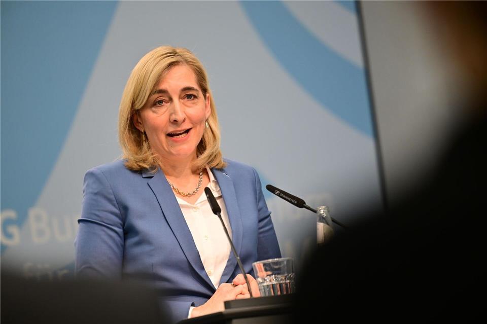 Bundesgesundheitsministerin Nina Warken (CDU) will nicht nur sparen, sondern auch neue Weichen stellen. Sebastian Gollnow/dpa