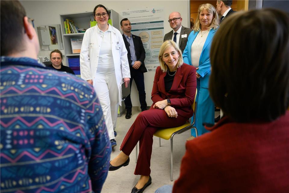 Bundesgesundheitsministerin Nina Warken (CDU/M) hat das Projektteam besucht, das am Dresdner Universitätsklinikum Kinder und Jugendliche mit Long-Covid und ähnlichen Erkrankungen betreut.Robert Michael/dpa