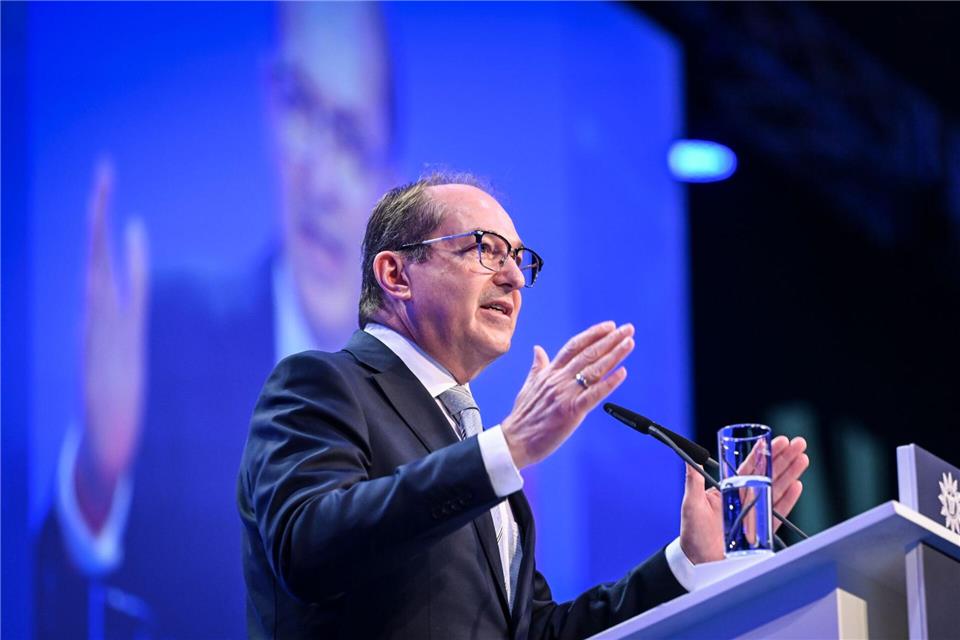 Bundesinnenminister Alexander Dobrindt (CSU) erhält beim Bundeskongress der Deutschen Polizeigewerkschaft (DPolG) viel Applaus. Jens Kalaene/dpa