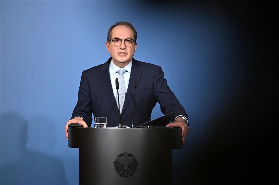 Bundesinnenminister Alexander Dobrindt (CSU) hält nichts von einem AfD-Verbotsverfahren, lässt die Partei aber weiterhin durch den Inlandsgeheimdienst beobachten. Elisa Schu/dpa