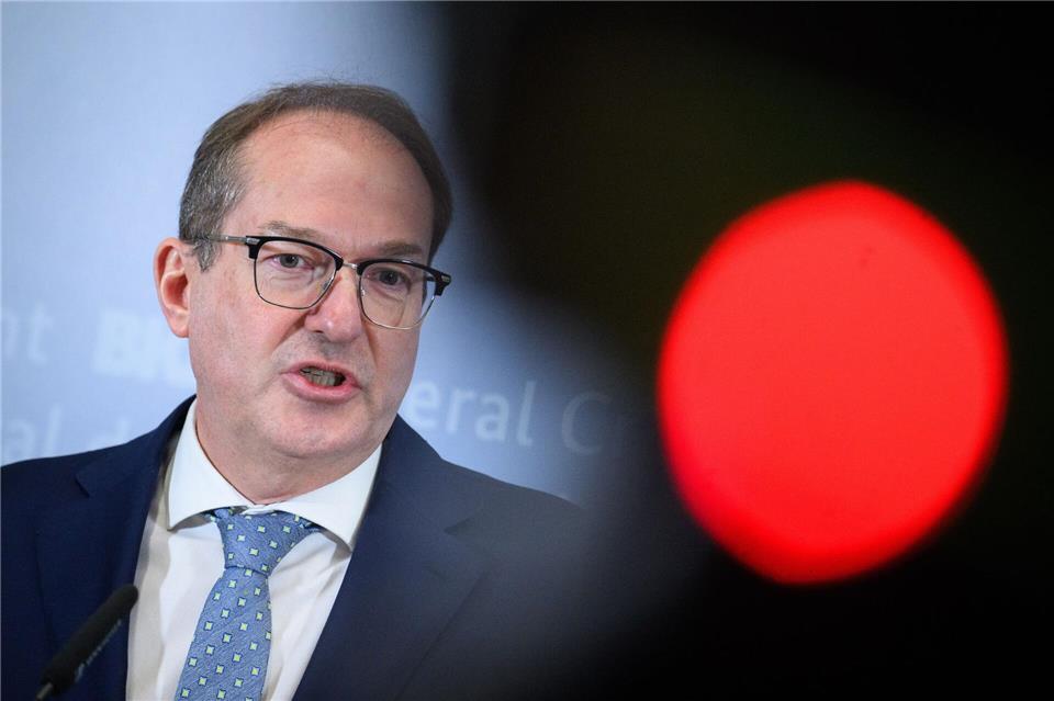 Bundesinnenminister Alexander Dobrindt (CSU) hatte im Mai festgelegt, dass die Bundespolizei auch Asylsuchende an den Landgrenzen zurückweisen soll. Es gibt aber Ausnahmen, etwa für Kranke und Schwangere. (Archivfoto)Bernd von Jutrczenka/dpa