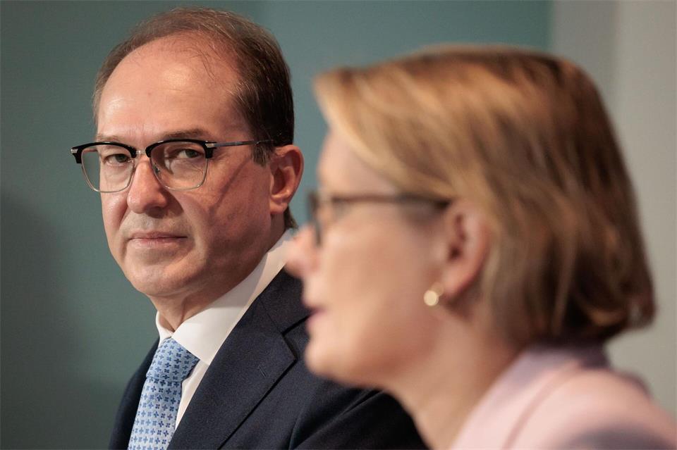 Bundesinnenminister Alexander Dobrindt (CSU) hatte nach dem Tod des Zugbegleiters im Februar härtere Strafen für Angriffe auf Bahnmitarbeiter gefordert. (Archivfoto)Carsten Koall/dpa