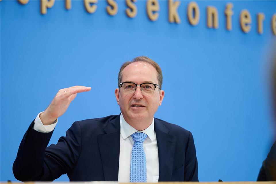 Bundesinnenminister Alexander Dobrindt (CSU) hofft, bis Ende des Jahres Vereinbarungen für Abschiebezentren in Drittstaaten geschaffen zu haben. (Archivbild) Annette Riedl/dpa