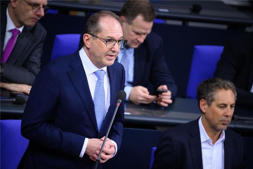 Bundesinnenminister Alexander Dobrindt (CSU) muss in der Befragung der BundesreBernd von Jutrczenka/dpa