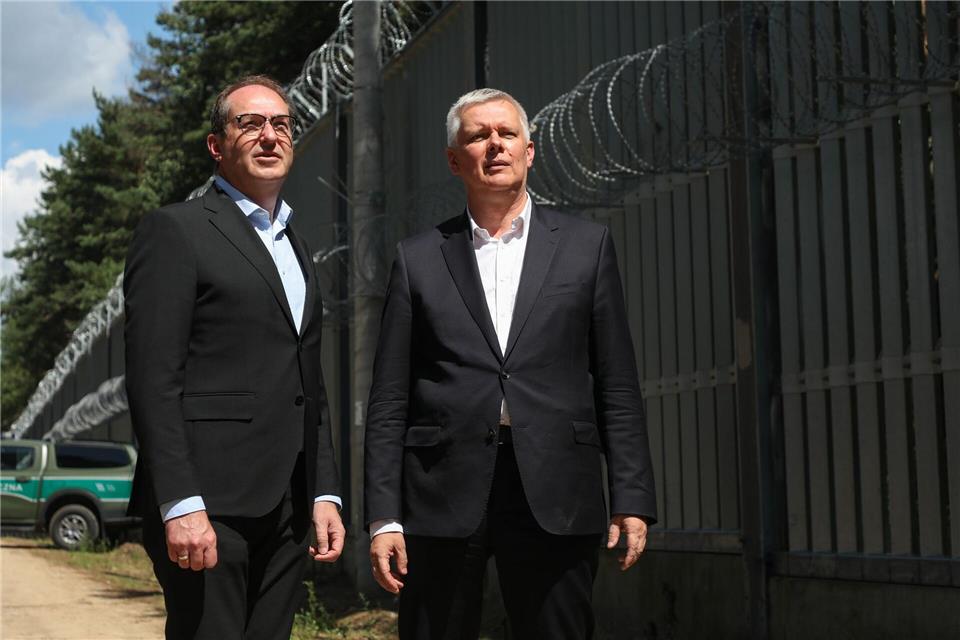 Bundesinnenminister Alexander Dobrindt (CSU) nennt funktionierende Außengrenzkontrollen als eine Voraussetzung für ein Ende der deutschen Binnengrenzkontrollen. (Archivfoto)Artur Reszko/PAP/dpa