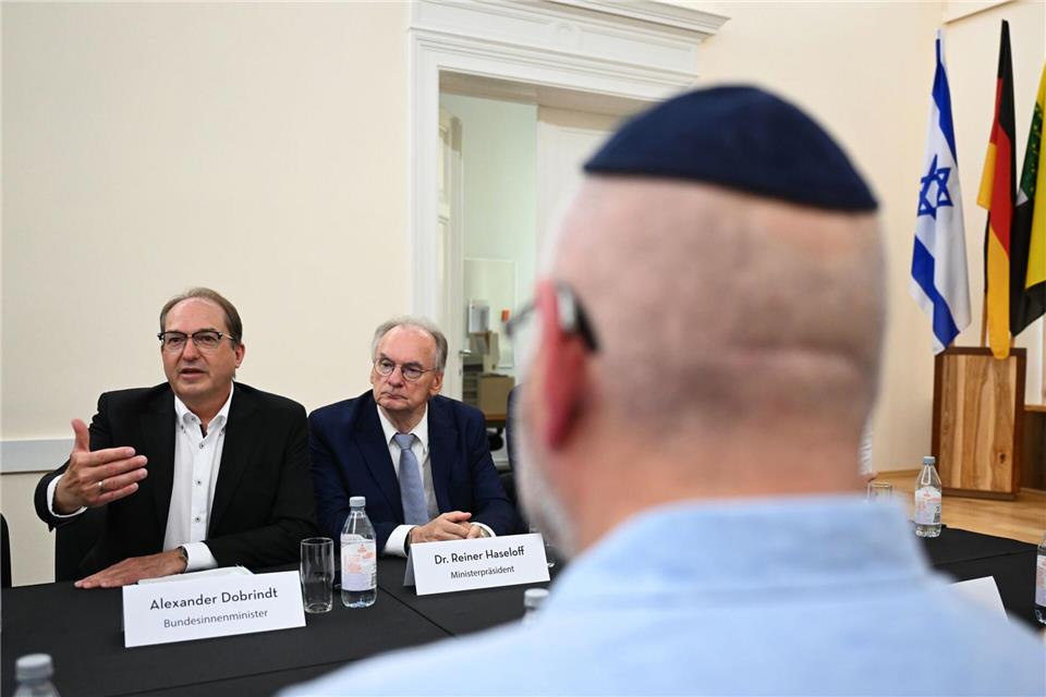 Bundesinnenminister Alexander Dobrindt (CSU) sagt, die als propalästinensisch benannten Demonstrationen seien aus seiner Sicht Israelhass-Demonstrationen.Hendrik Schmidt/dpa