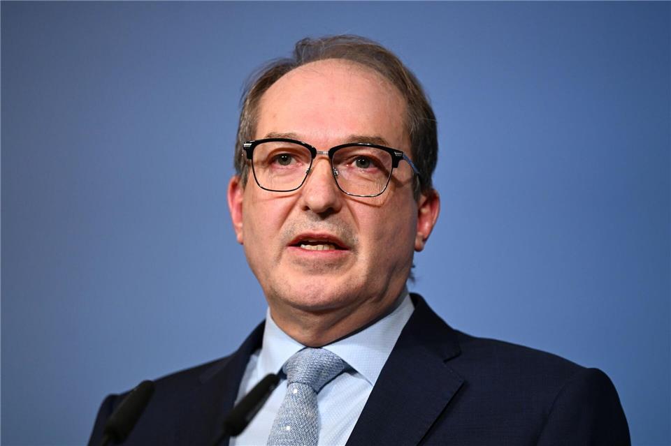 Bundesinnenminister Alexander Dobrindt (CSU) sagt, er wolle das Bundesamt für Verfassungsschutz zu einem echten Geheimdienst machen. (Archivbild)Elisa Schu/dpa