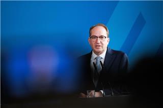 Bundesinnenminister Alexander Dobrindt (CSU) sagt, für Minister und den Bundeskanzler werde es keine Erhöhung geben.Carsten Koall/dpa