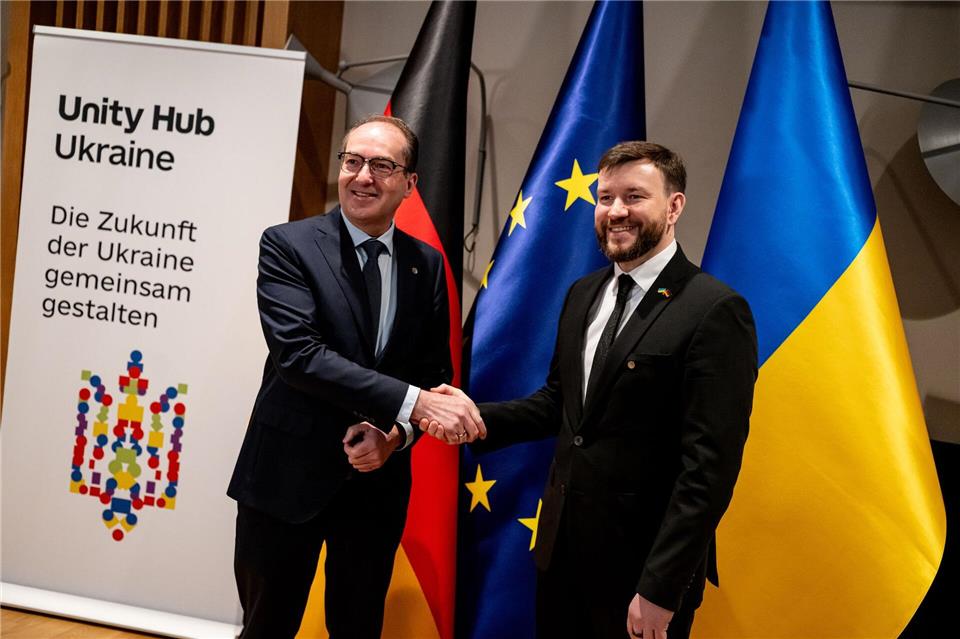 Bundesinnenminister Alexander Dobrindt (CSU) und der ukrainische Sozialminister Denys Uljutin eröffneten den „Unity Hub“.Fabian Sommer/dpa