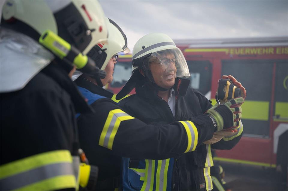 Bundesinnenminister Alexander Dobrindt (CSU) versucht sich als Feuerwehrmann.Katharina Kausche/dpa pool/dpa
