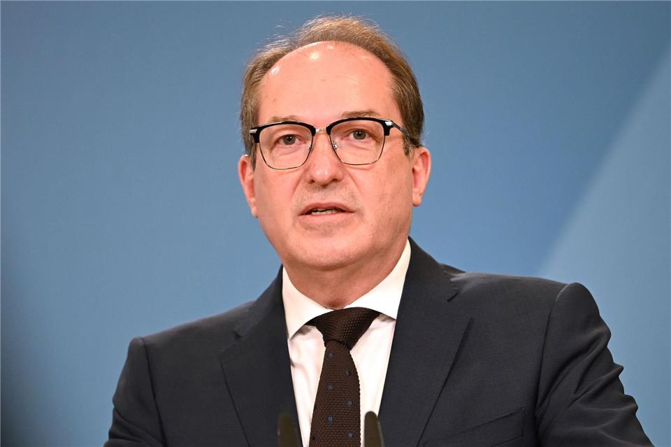Bundesinnenminister Alexander Dobrindt (CSU) wertet die gesunkene Zahl von Asylerstanträgen als Erfolg. (Archivfoto)Markus Lenhardt/dpa